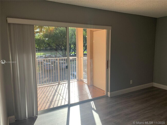 Foto del edificio - 10450 SW 157th Ct