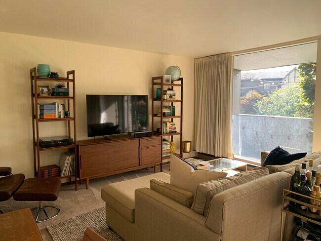 Living Room with wall-to-wall windows - 500 W Olympic Pl