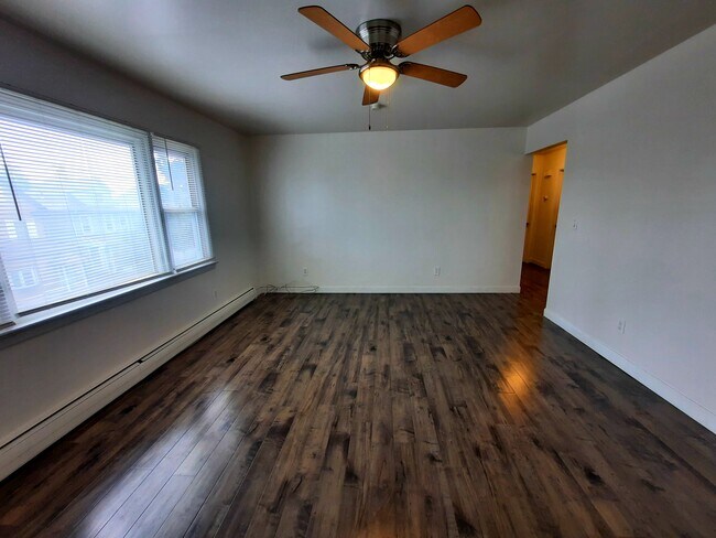Living room - 336 8th St