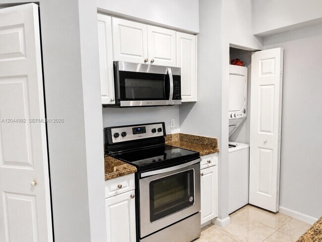 Foto del edificio - 17145 N Bay Rd