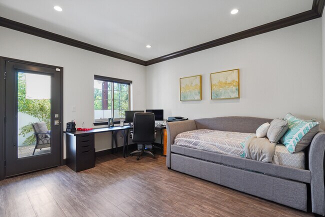 Foto del edificio - 4323 Bloomfield Ln