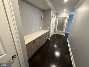 Building Photo - 200 N Sycamore St