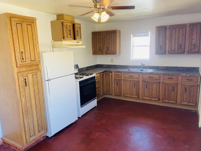 Photo - 219 E Blacklidge Dr House