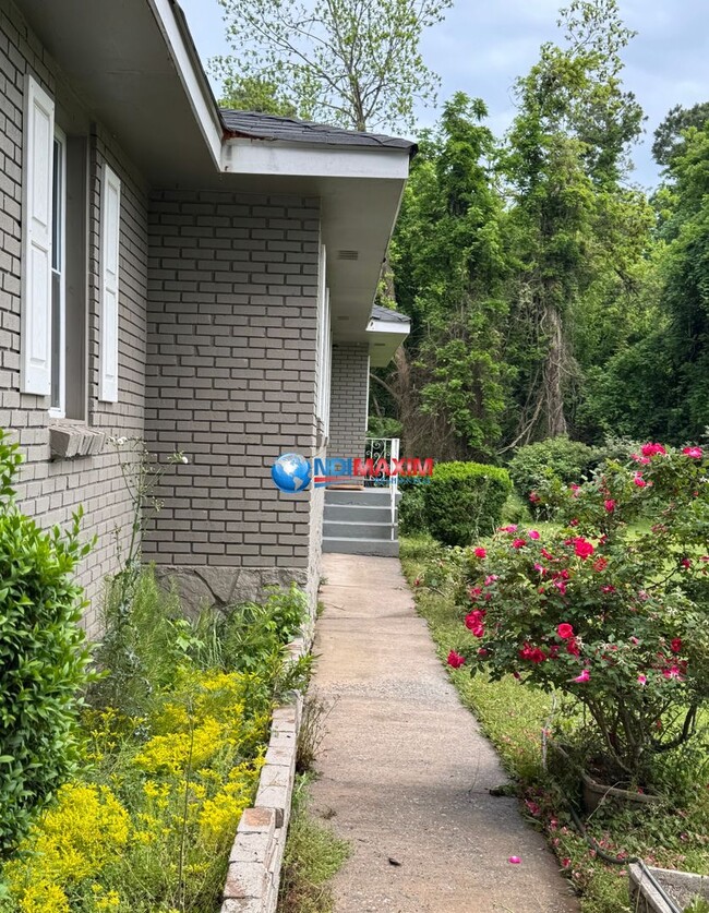 Building Photo - Newly RENOVATED 3 bedrooms ranch in Stone ...