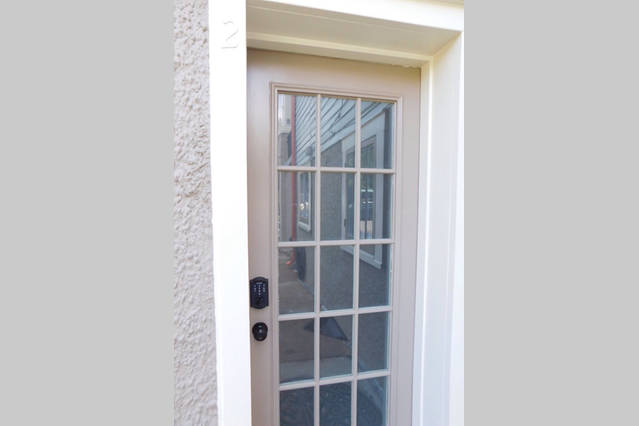 Entry w/ smart lock - 2724 Bell St