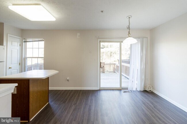 Building Photo - 150 Foxview Dr