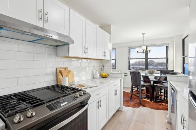 Building Photo - APARTMENT