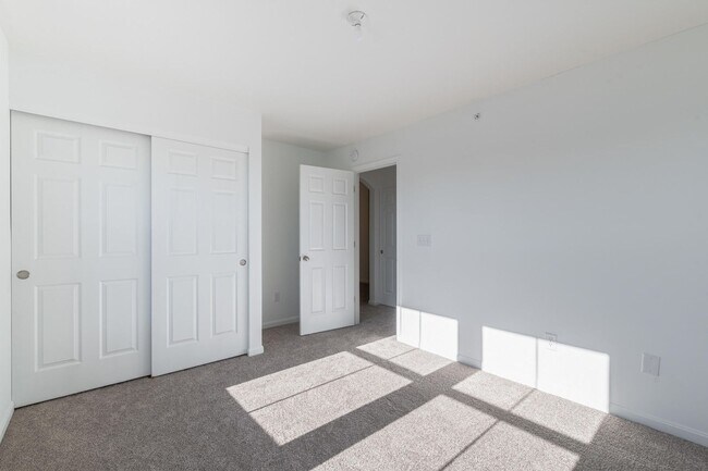 Building Photo - LIKE NEW UNIT FOR LEASE