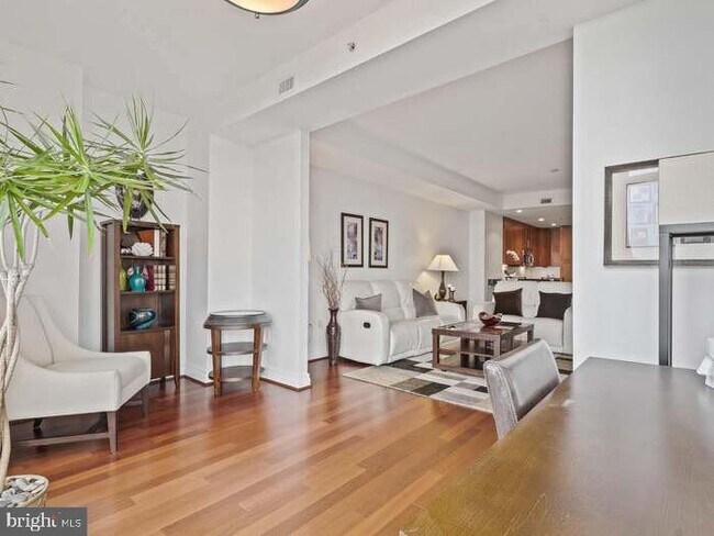 Foto del edificio - 8220 Crestwood Heights Dr