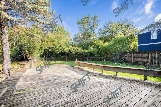 Building Photo - 3907 Camelot Dr SE