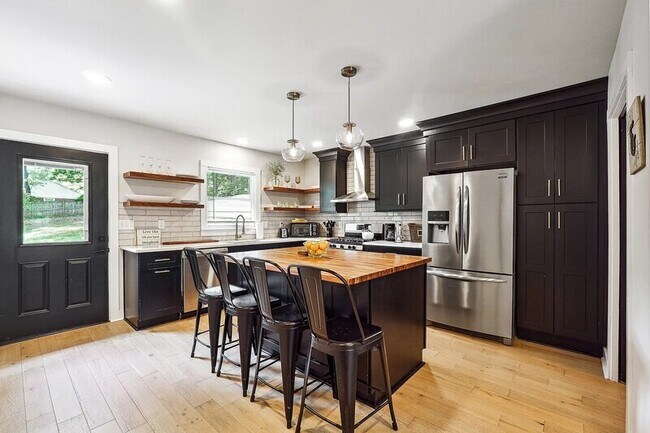 Foto del edificio - 2450 Hillcrest Dr