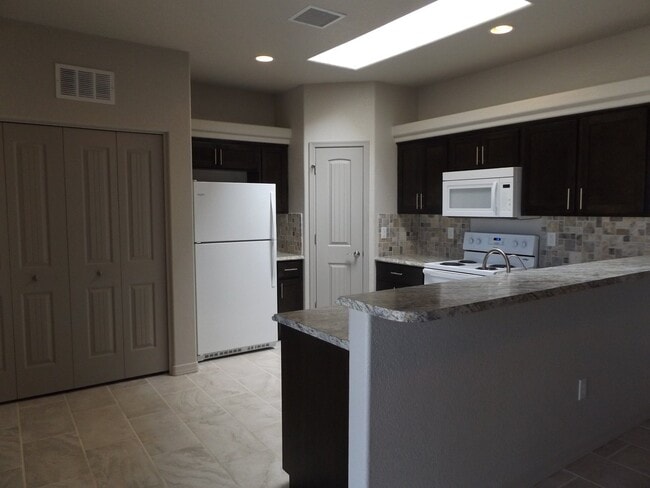 Building Photo - 1 Bedroom - 1 Bath Apartment