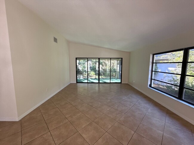 Building Photo - 100 Golfview Dr