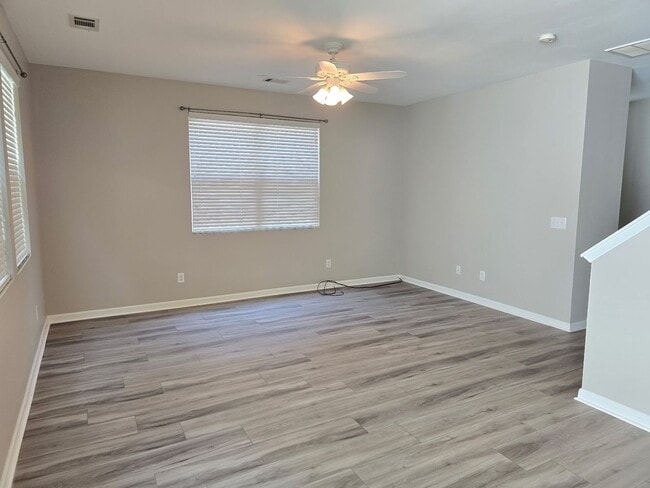 Building Photo - Beautiful 3 bed 2.5 bath available in Rive...