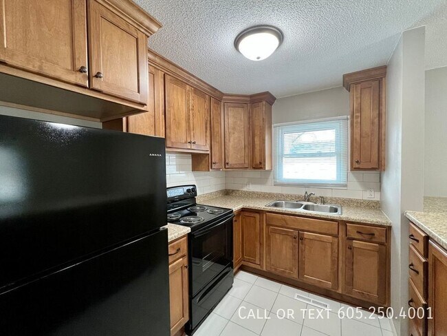 Building Photo - Updated Upper Level Unit With Many Utiliti...