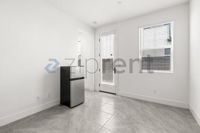 Building Photo - 2412 Paseo Archer