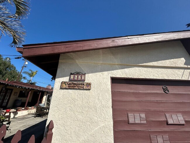 Foto del edificio - Cozy 2-Bedroom Duplex with Fireplace & Sunroom in Vista – Don’t Miss Out!