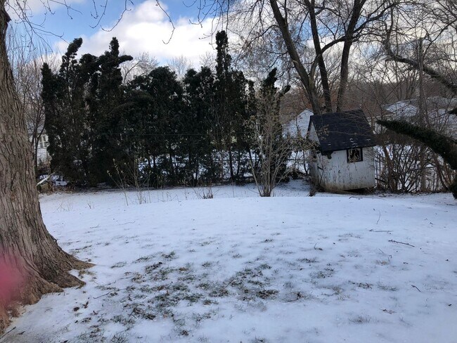Foto del edificio - 3 bedroom/2 bath home w/partially fenced y...