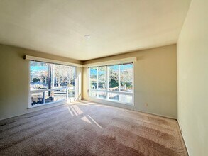 Building Photo - 3105 1/2-3105 Eastlake Ave E