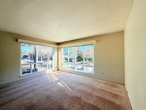 Building Photo - 3105 1/2-3105 Eastlake Ave E