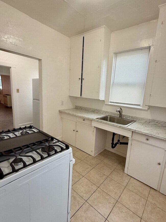 Building Photo - 1 Bedroom 1 Bath Duplex!