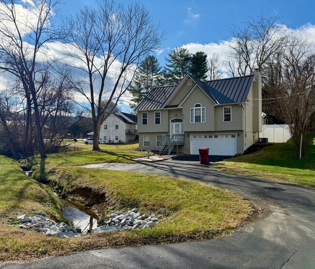 Foto del edificio - Beautiful Home behind ETSU and 5 minute drive to VAMC