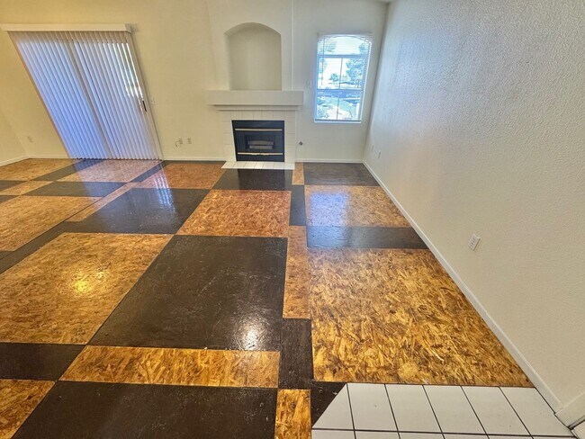 Building Photo - SPACIOUS 2 BEDROOM TOP FLOOR CONDO
