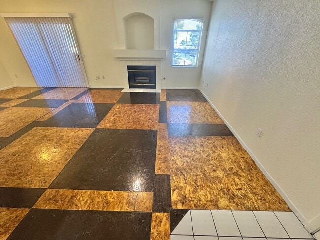 Foto del edificio - SPACIOUS 2 BEDROOM TOP FLOOR CONDO
