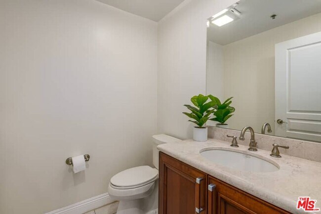 Foto del edificio - 10617 Eastborne Ave