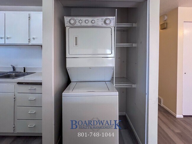 Building Photo - Two Bedroom With Great Amenities in Taylor...