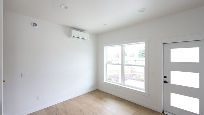 Building Photo - 3 Bed 2 Bath - A/C Mini-split - Fabulous F...