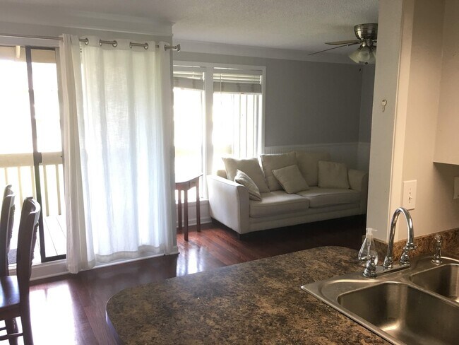 Foto del edificio - SOON AVAILABLE POOLSIDE CONDO!