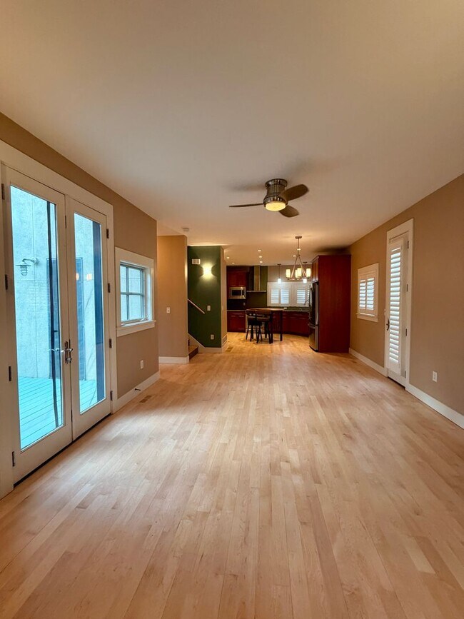 Foto del edificio - ABSOLUTELY BEAUTIFUL 4-Bedroom Townhome in the Highly Sought-After Prospect Neighborhood!