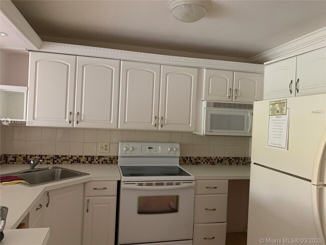 Building Photo - 3740 Inverrary Dr