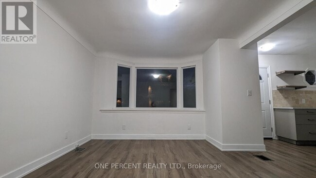 Photo du bâtiment - 249 E 18th St