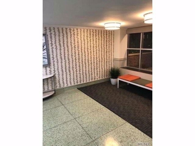 Foto del edificio - 142-30 Barclay Ave