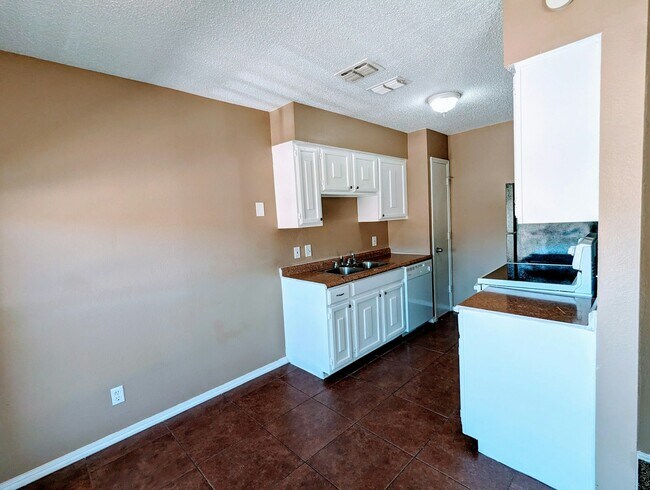 Building Photo - 8109 Foxfire Lane, Unit D