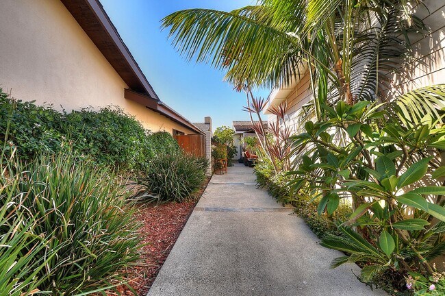 Building Photo - 4022 Calle Marlena