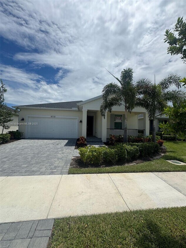 Foto principal - 6712 Cloverdale Ave