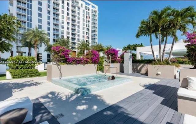 Foto del edificio - 600 NE 27th St