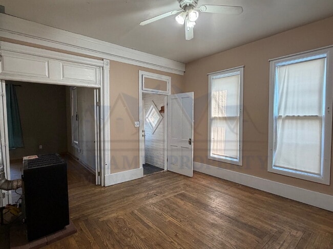 Building Photo - Pet Friendly 3 Bedroom Apartment