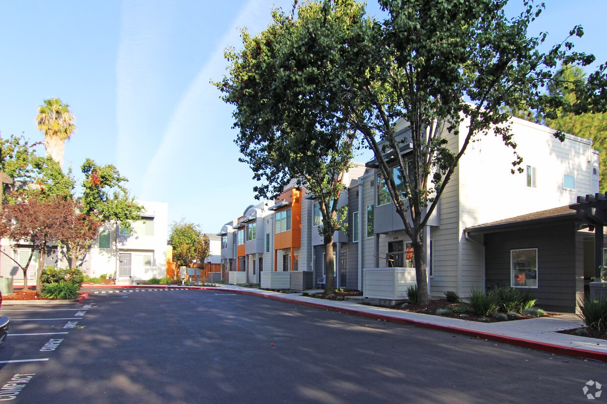 Building Photo - Lucretia Gardens