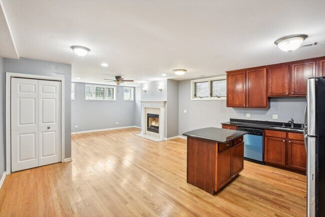 Building Photo - 3 bedroom 2 bath garden unit with laundry ...