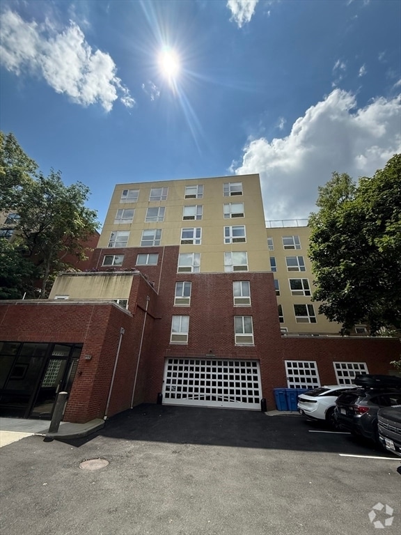 Building Photo - 66 Winchester St