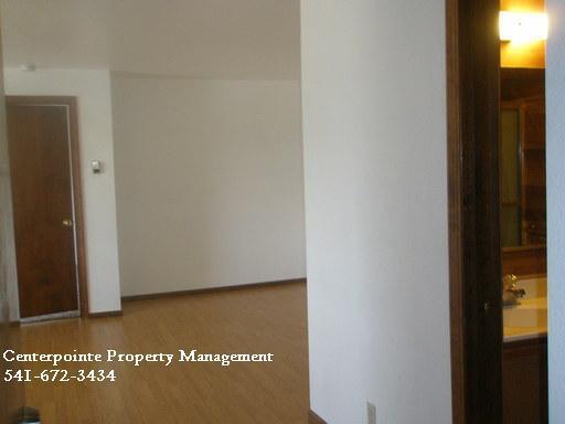 Building Photo - 228 NE Ward Ave