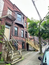 Building Photo - 154 Lark St