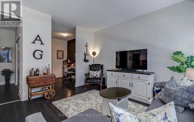 Photo du bâtiment - 80 Marine Parade Dr