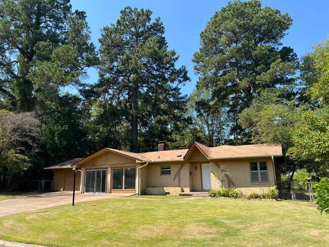 Building Photo - 1565 Pine Manor Dr