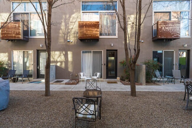 Foto del edificio - 877 Silver Ave SW