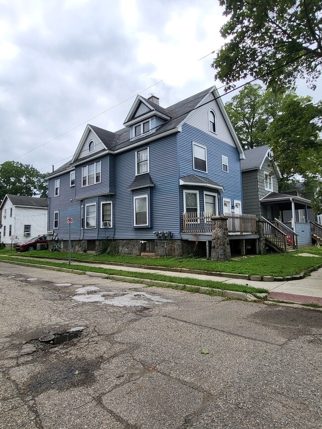 Exterior of building - 429 W Cedar St